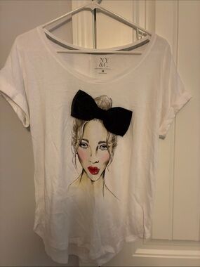 New York & Company White Short-Sleeve Graphic Tee with Black Bow